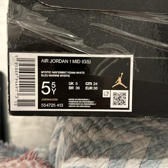 Gently used 5.5 youth Air Jordan 1 MID (GS) mystic navy/mint foam-white. - Picture 4 of 4